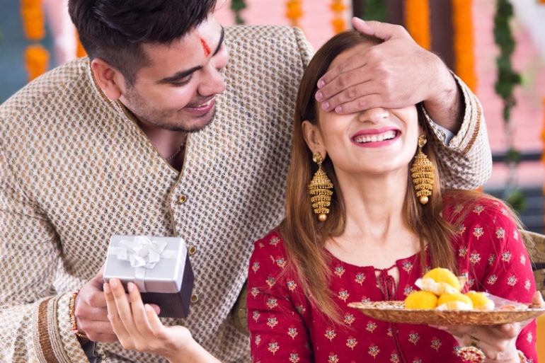 The Impact of Cross-Cultural Experiences on Color Prediction Strategies