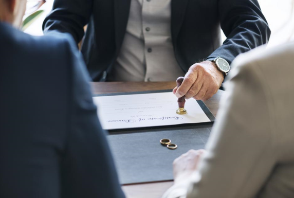 The Benefits of Hiring a Specialized Divorce Attorney
