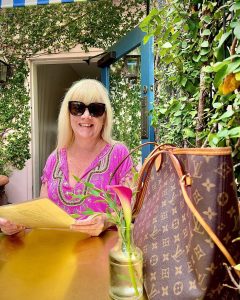 Jennifer Elise Cox: The Comedic Genius Behind Jan Brady Jennifer Elise