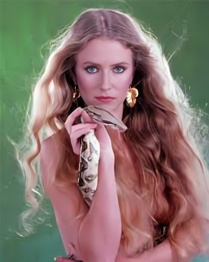 What is Eve Plumb Net Worth? Her Earning Sources 2024